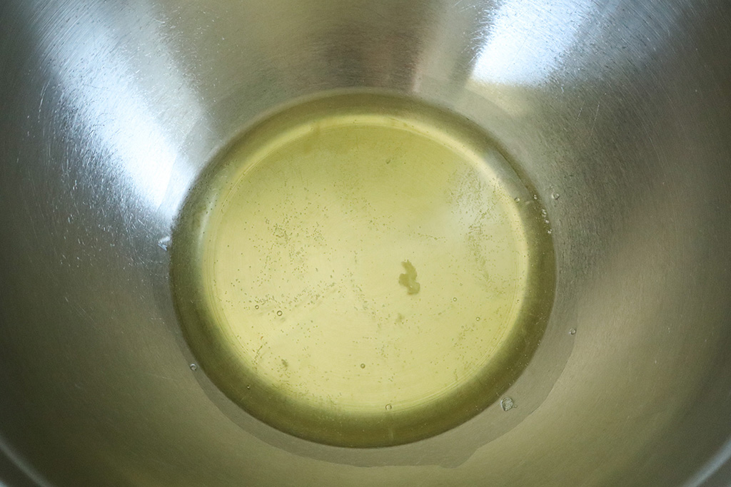 egg whites in stainless steel mixing bowl
